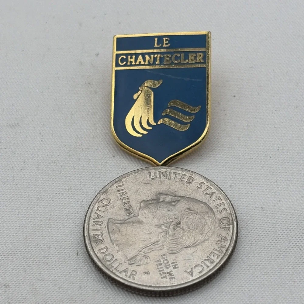 Le Chantecler Ski Resort Historic Quebec Canada Lapel Hat Pin Vintage Blue Gold